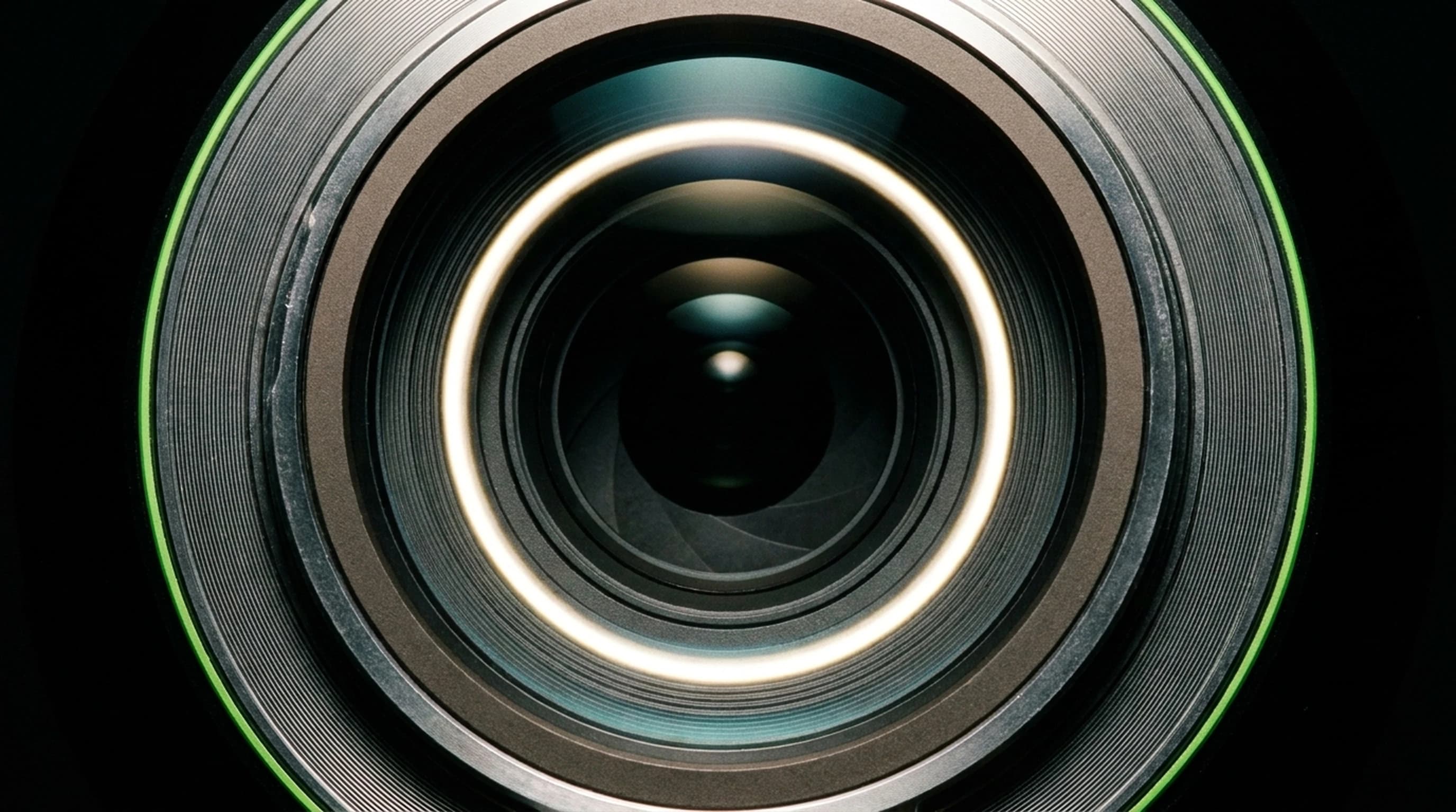 CGEYE Fotografia Profissional — macro extrema do elemento óptico de lente Sony A7R IV, light caustics concêntricas, precisão fotográfica craft editorial